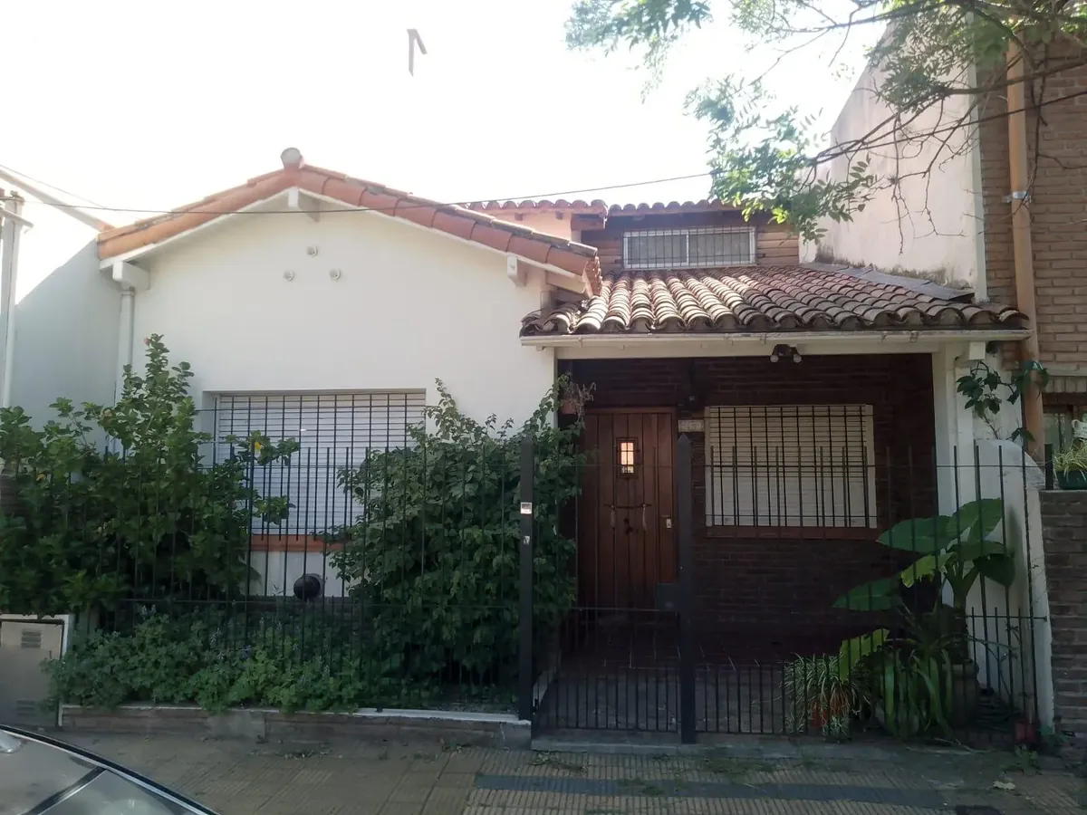 Casa com 4 ambientes e pátio para alugar em Martínez