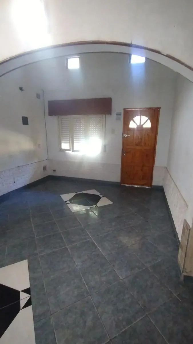 Casa En Alquiler 3 Ambientes Con Patio Al Frente Y Entrada Para Auto Berazategui Oeste