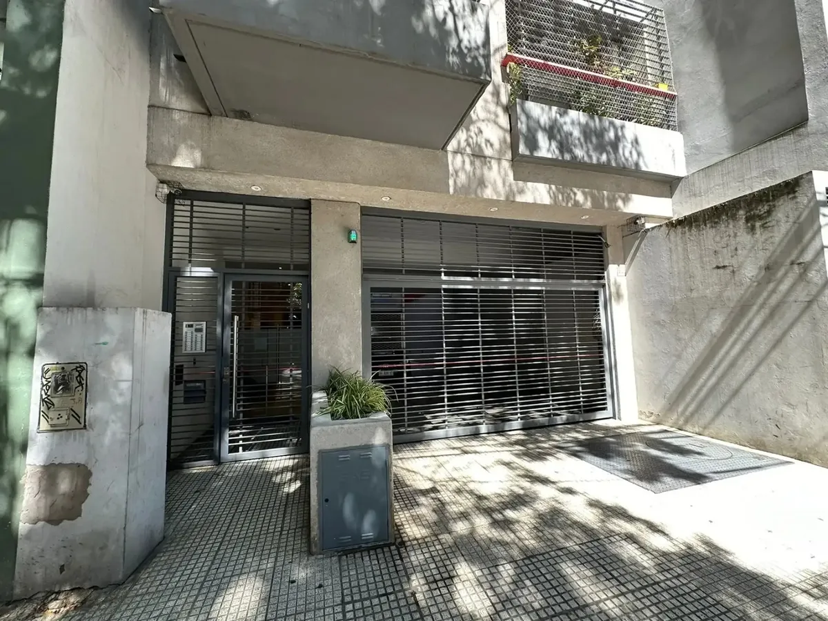 Modern studio apartment with balcony in Almagro