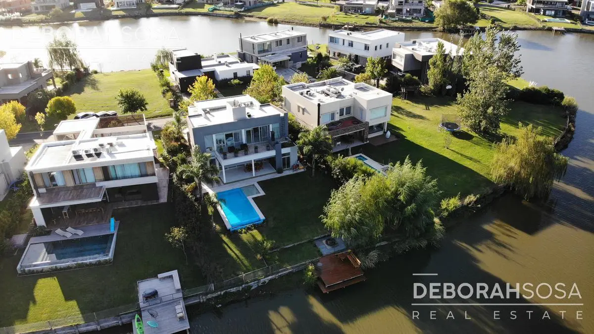 Four-bedroom house with pool in El Canton, Escobar