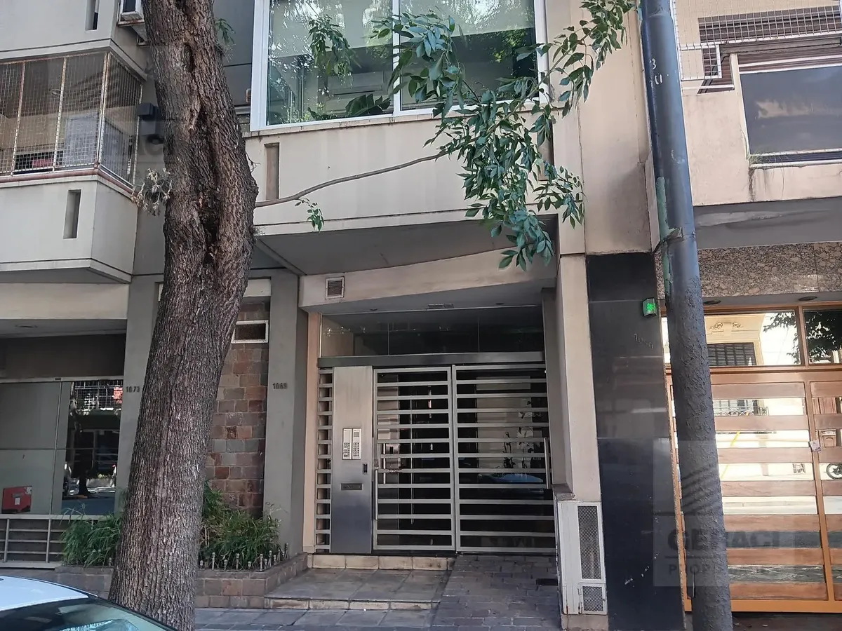 Полуэтажная квартира с 1 спальней и окнами на улицу в Boedo