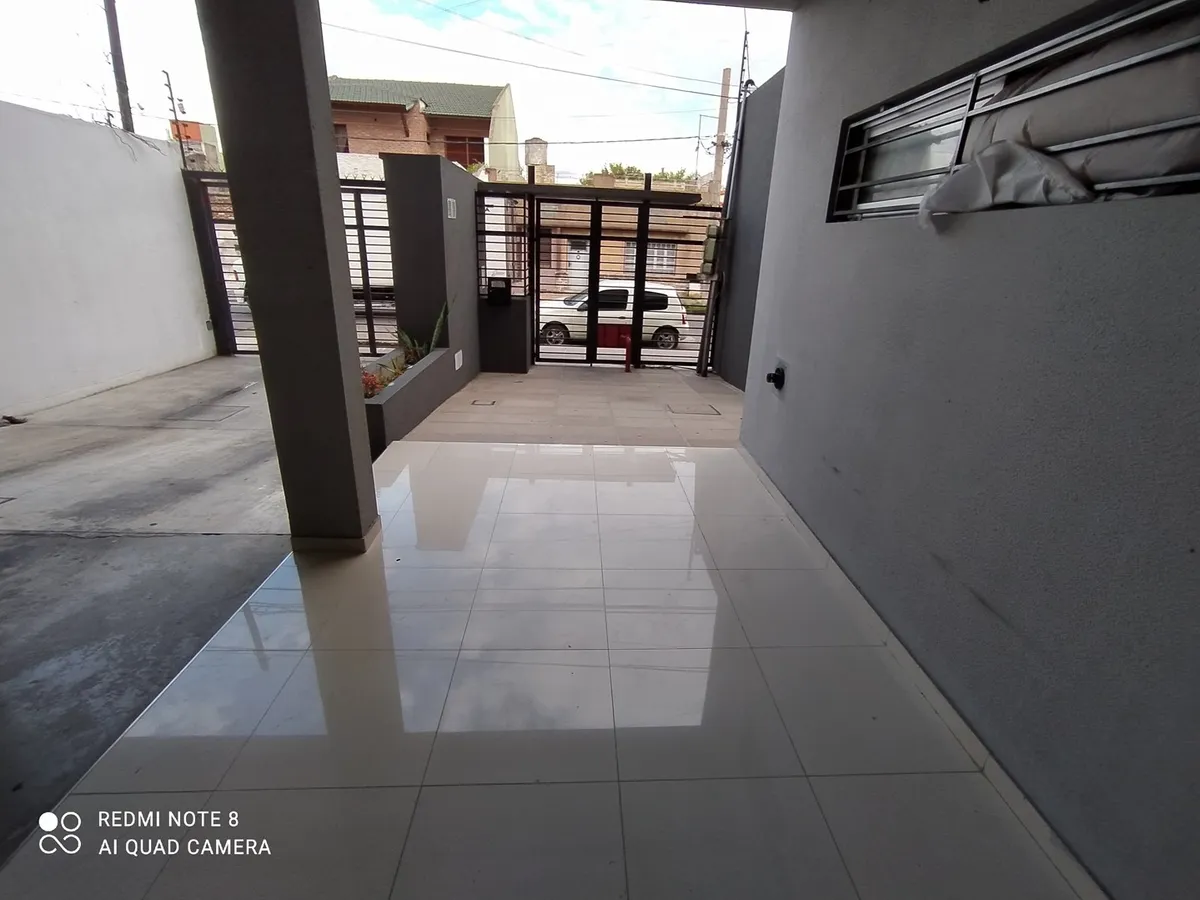 Apartamento de três ambientes com varanda no Lanús Oeste