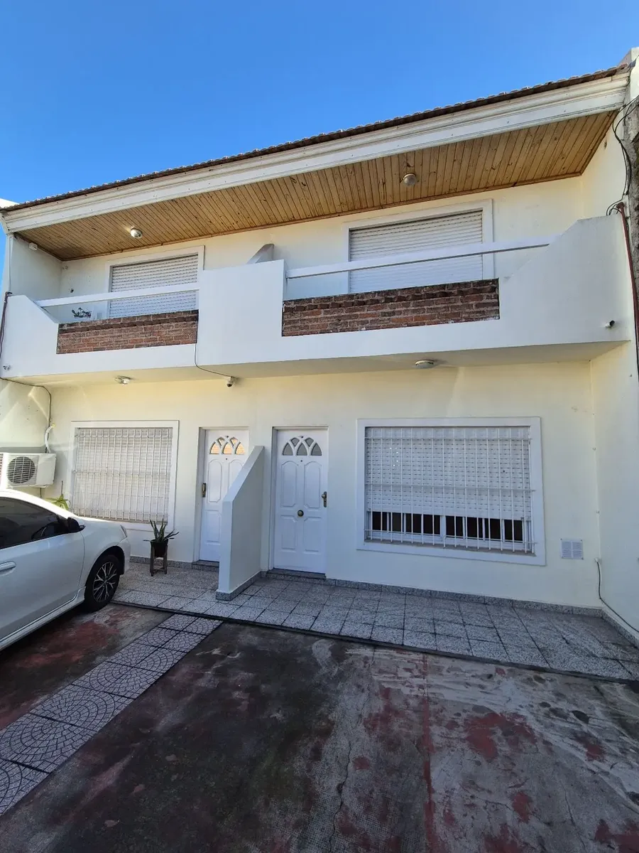 Dúplex de 2 dormitorios con cochera descubierta en Lomas de Zamora
