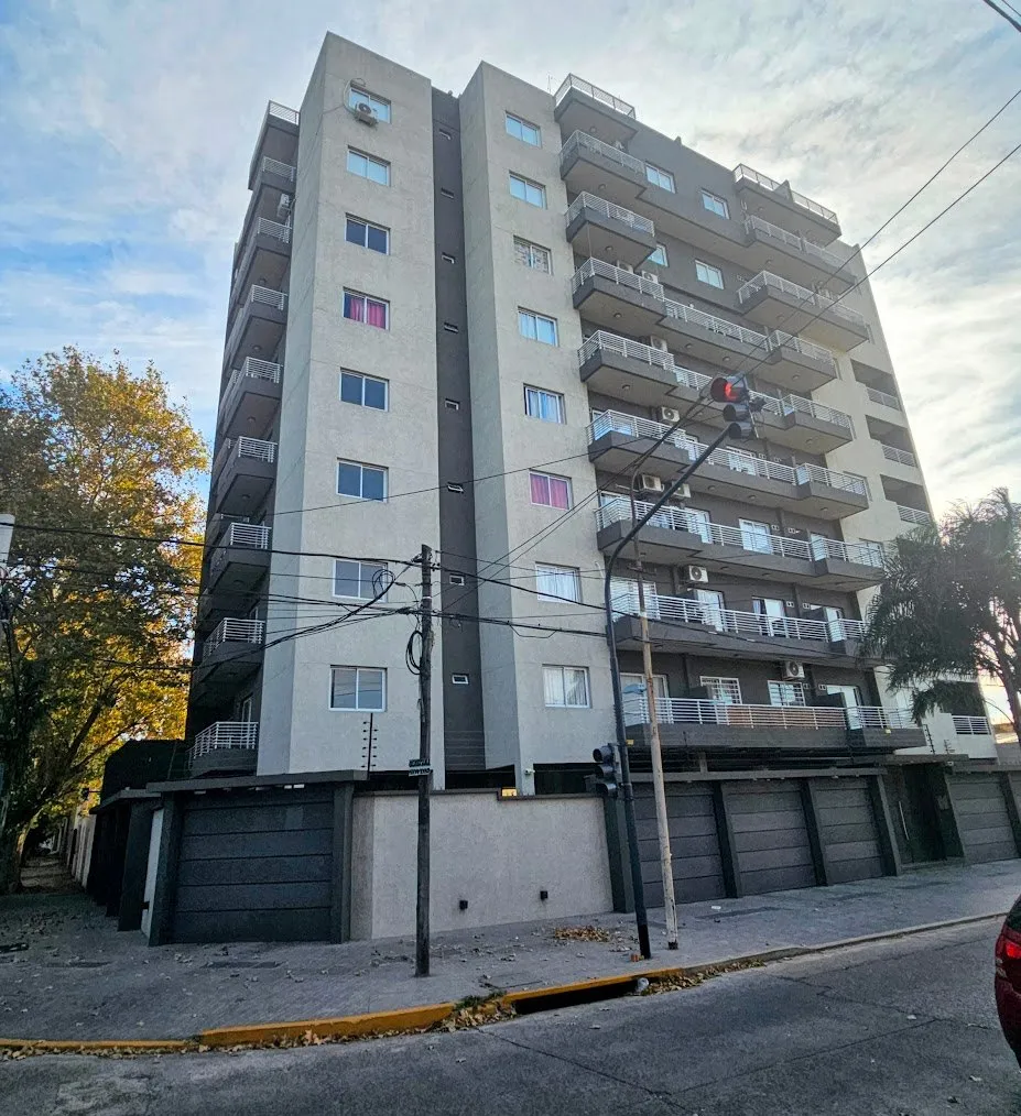 Квартира с двумя комнатами уличной планировки, с балконом в Ciudadela