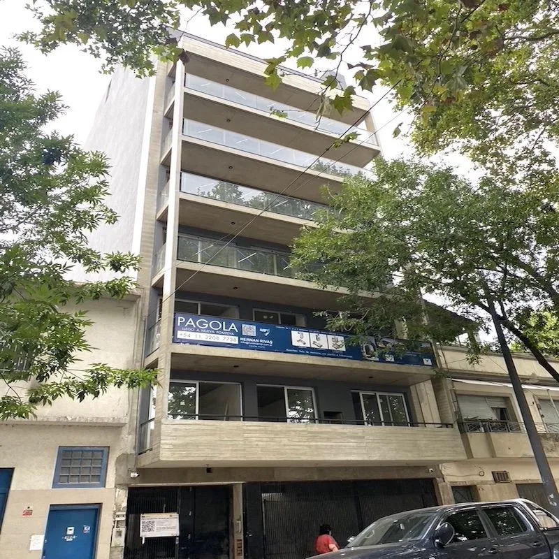 Monoambiente amoblado con balcón en Nueva Pompeya