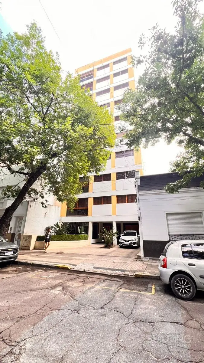 Departamento de 3 dormitorios con cochera en La Plata