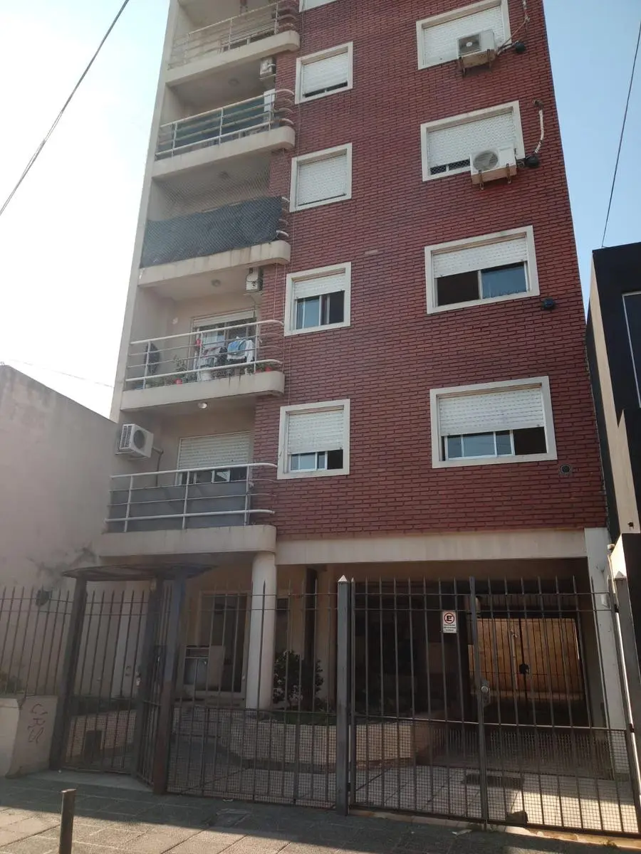 Apartamento de três ambientes com vaga de garagem em Lomas de Zamora