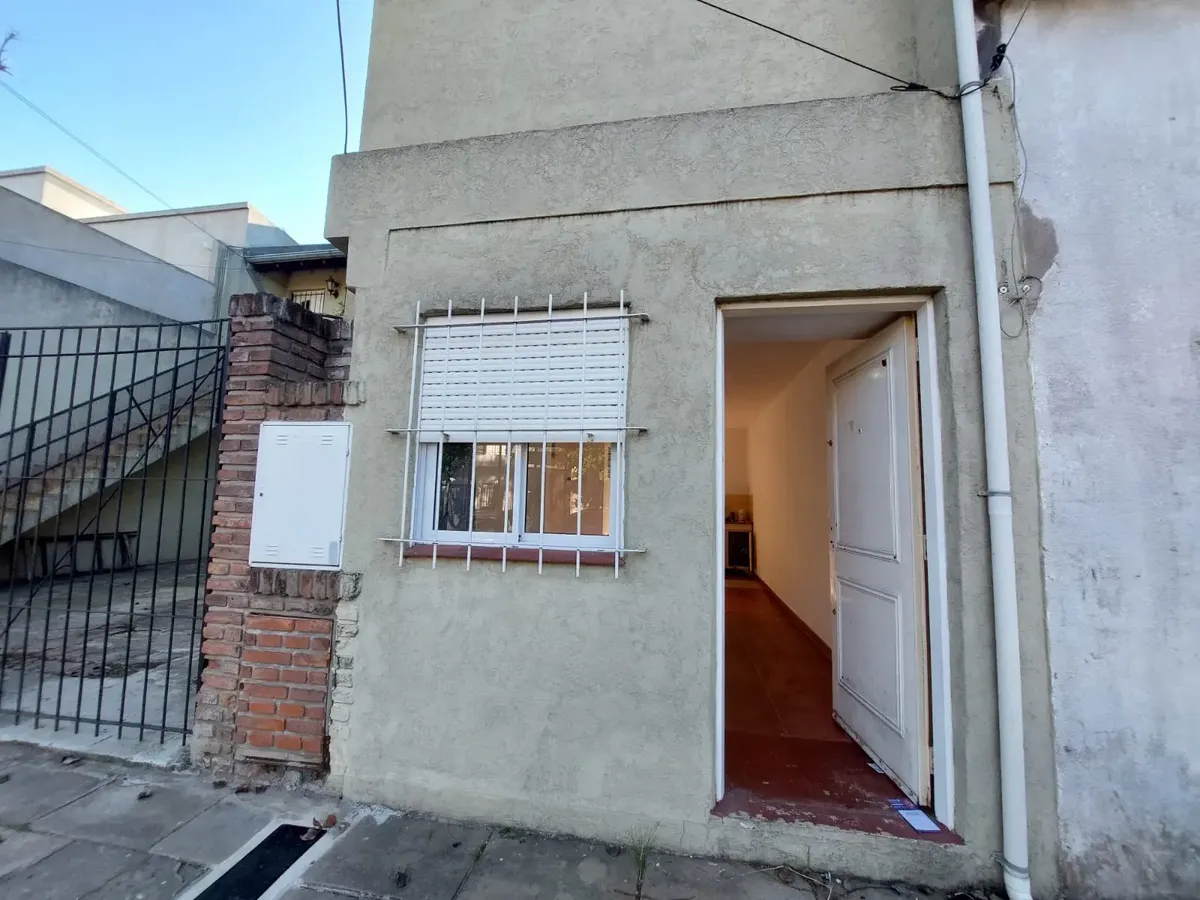 Monoambiente en planta baja con patio en General San Martín