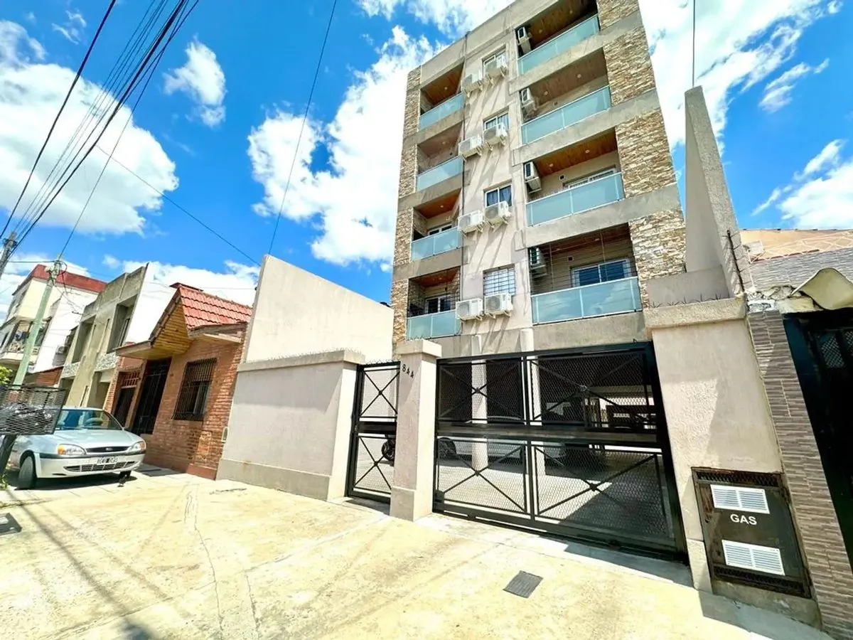 Apartamento de 2 ambientes com varanda e área de churrasco em Lanús
