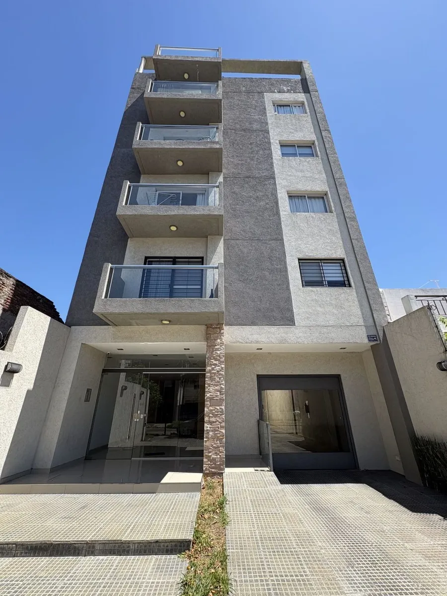 Квартира-студия с возможностью деления и (закреплённым) парковочным местом в Lanús