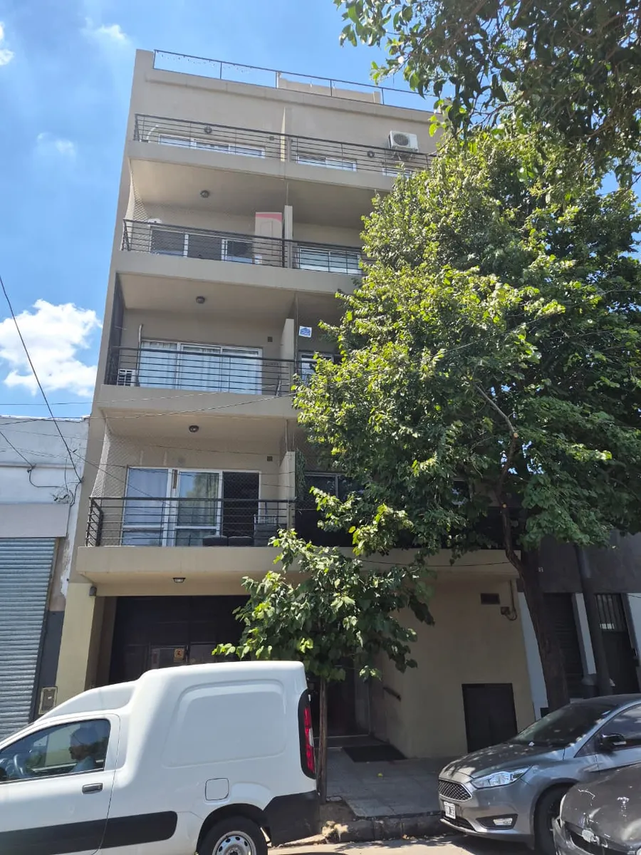 Kitnet na frente com varanda em Villa Devoto