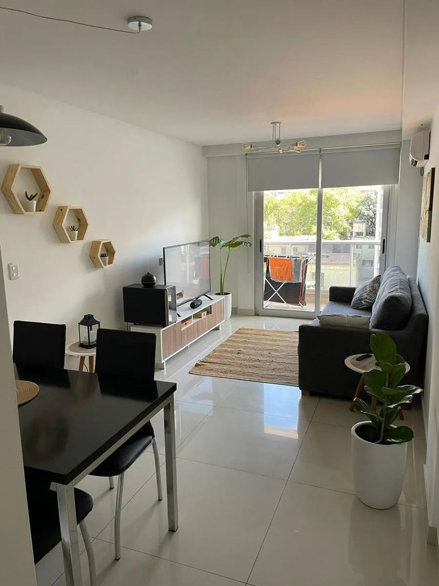 Apartamento de três ambientes com 2 dormitórios e vaga em Flores