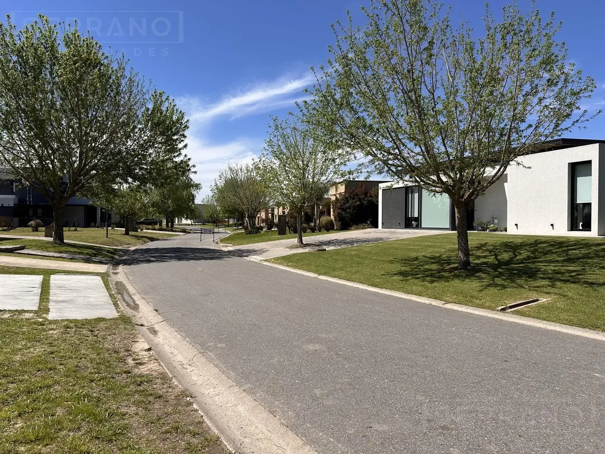 Новая четырёхспальная вилла с бассейном в El Cantón Barrio Golf