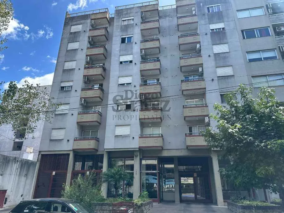 Apartamento de dois ambientes no centro de Morón