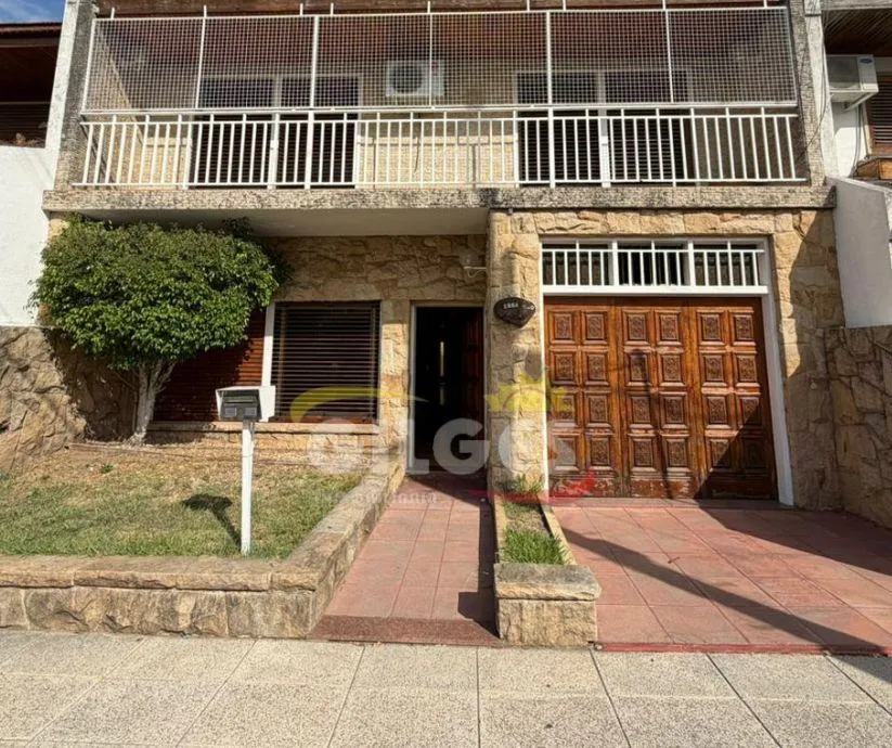 Casa de 5 ambientes en Ramos Mejía con patio y cochera cubierta