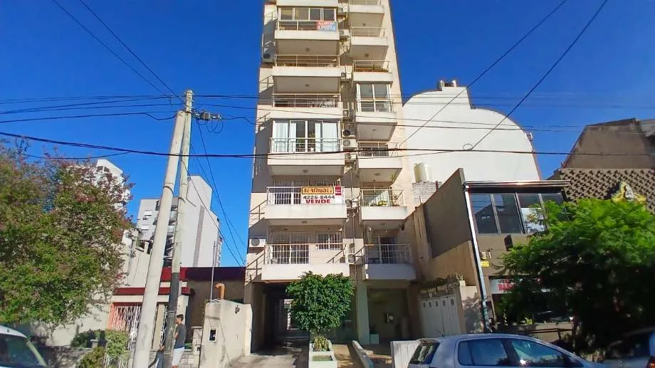 Apartamento de dois ambientes na frente em Lanús