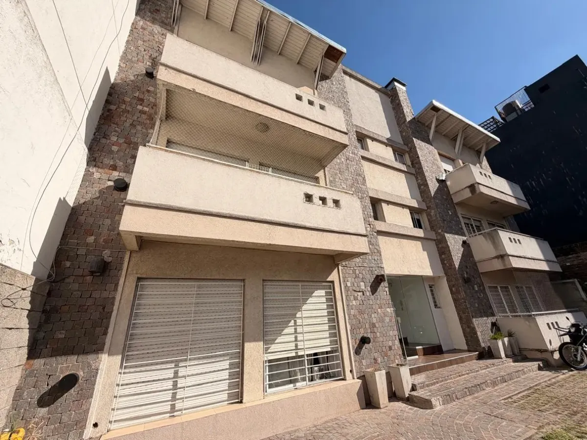 Departamento dúplex de 2 ambientes con cochera descubierta en Castelar Sur