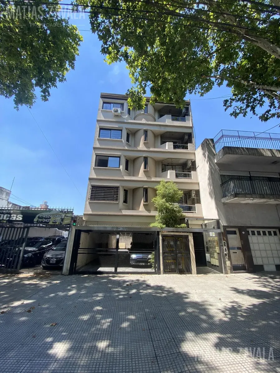 Three-room apartment with private courtyard in Parque Chas