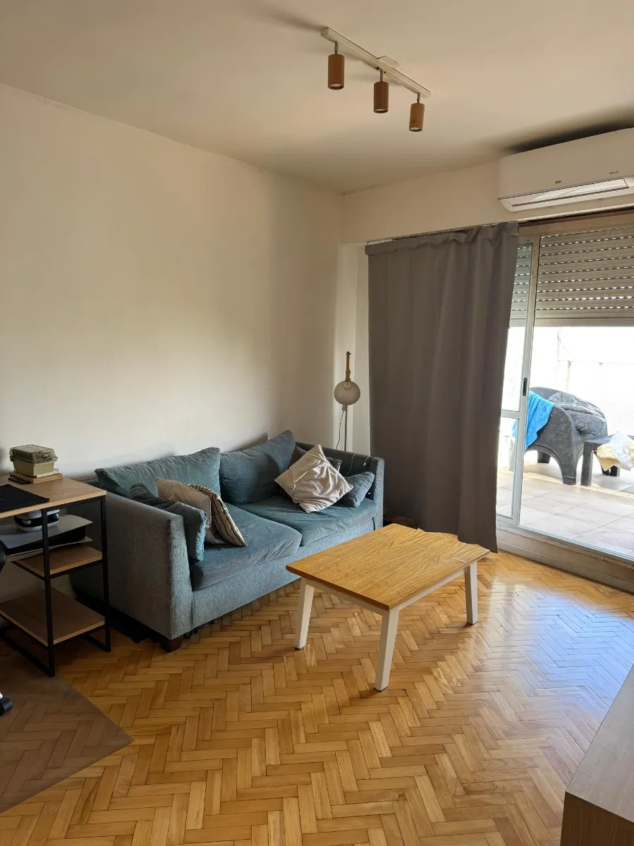 Apartamento de dois quartos com terraço, área de churrasco e vaga de garagem em Recoleta