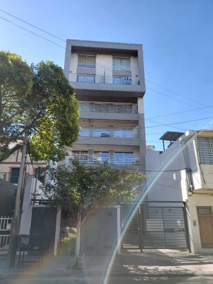 Two-bedroom, front-facing apartment with balcony in Vicente López