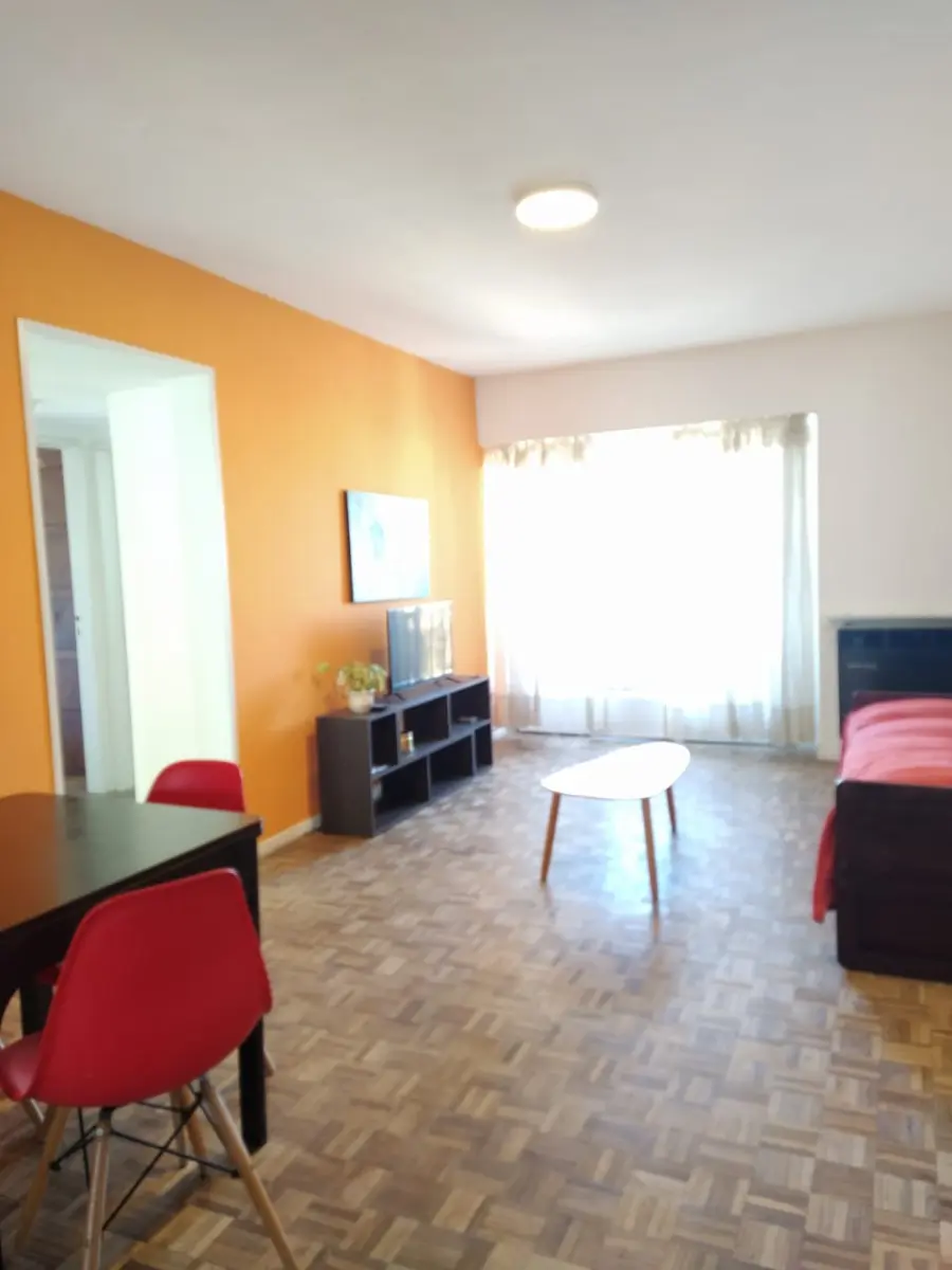 Semipiso de 3 ambientes con balcón en San Cristóbal