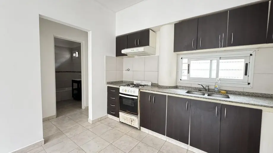 Apartamento de 2 ambientes térreo em Remedios de Escalada