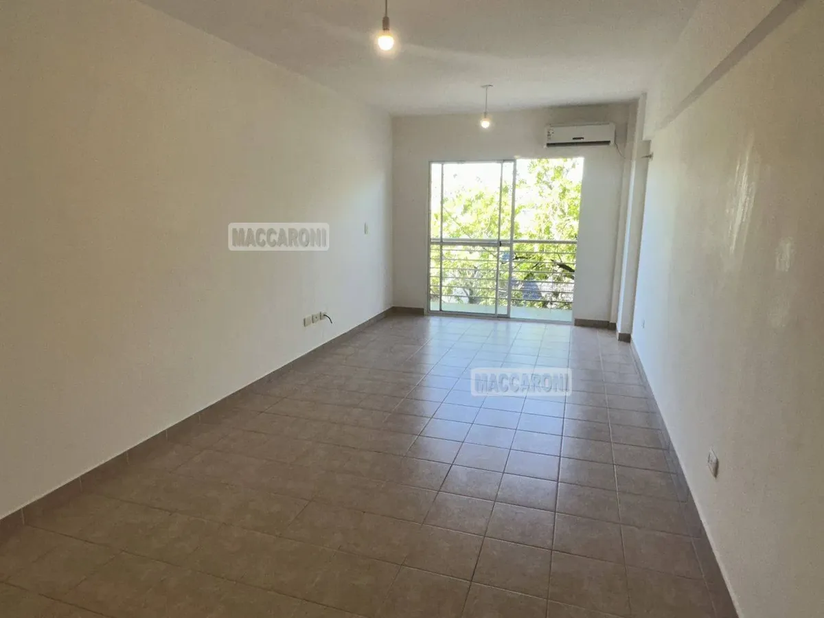 Departamento de 1 ambiente con balcón al frente en Parque Avellaneda