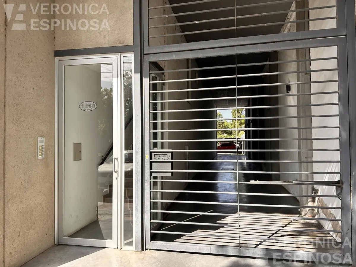 Apartamento tipo loft de dois ambientes com vaga de garagem em Ituzaingó