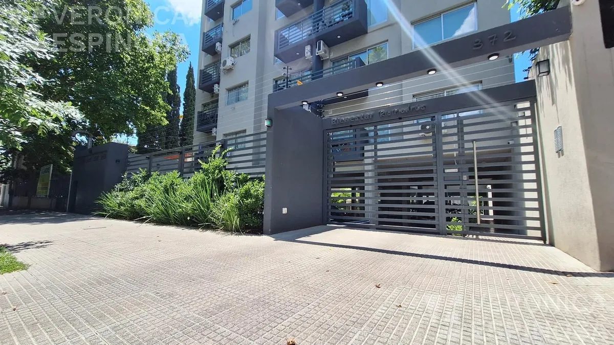 Departamento de 2 ambientes con balcón y cochera en Morón