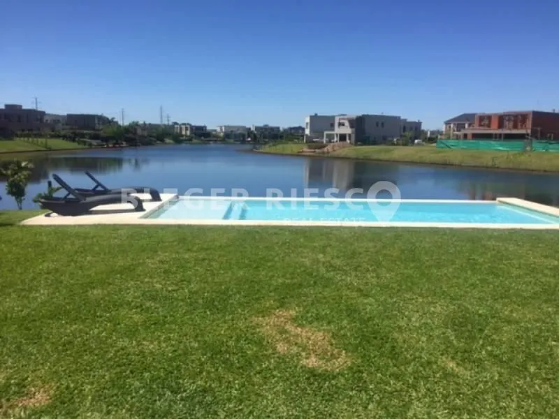 Rationalist four-bedroom house for temporary rent in Tigre