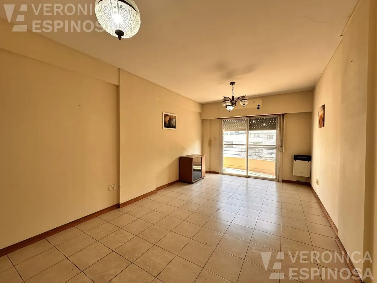 Apartamento de três ambientes para alugar em Morón