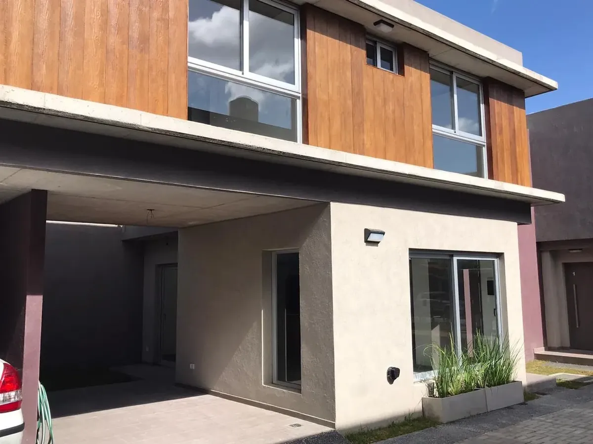 Apartamento tipo casa duplex com 3 dormitórios em Ituzaingó Norte