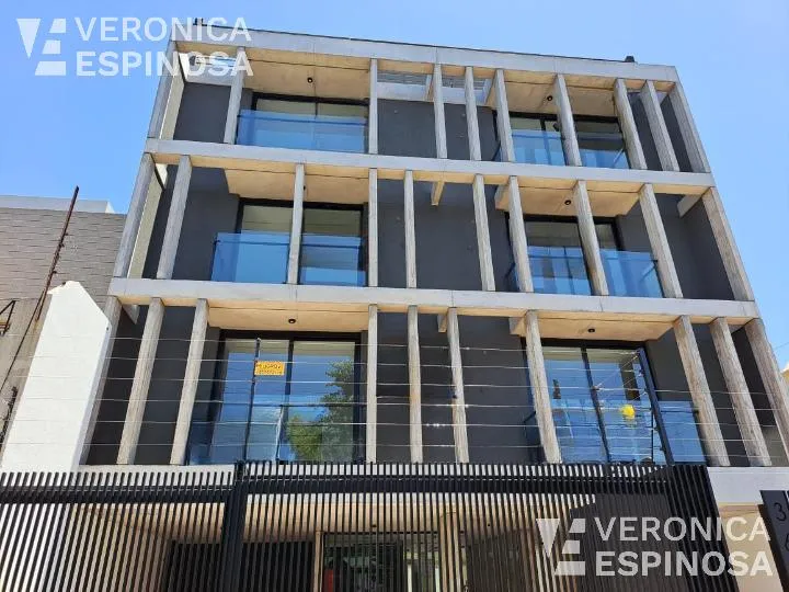 Двухкомнатная квартира с балконом и парковкой в Morón