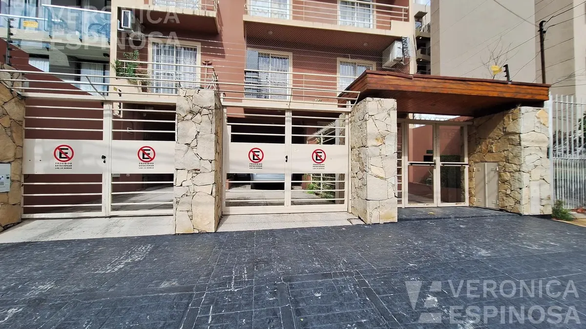 Квартира с 2 комнатами, балконом и (закреплённым) парковочным местом в Morón