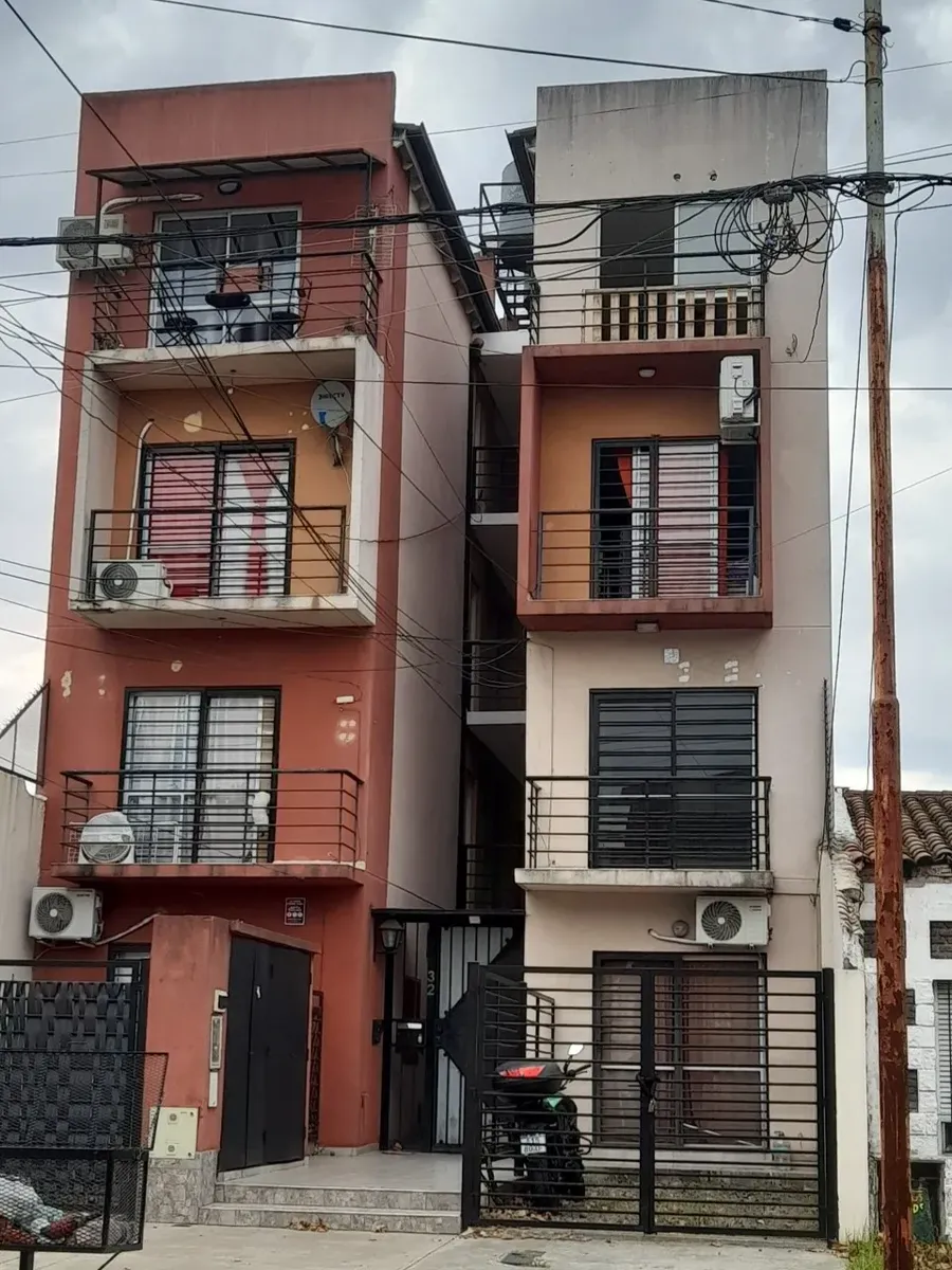 Kitnet com varanda de frente em Morón Sur