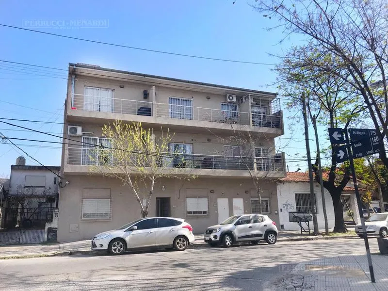 Apartamento de dois ambientes no 2º andar de fundos em General San Martín
