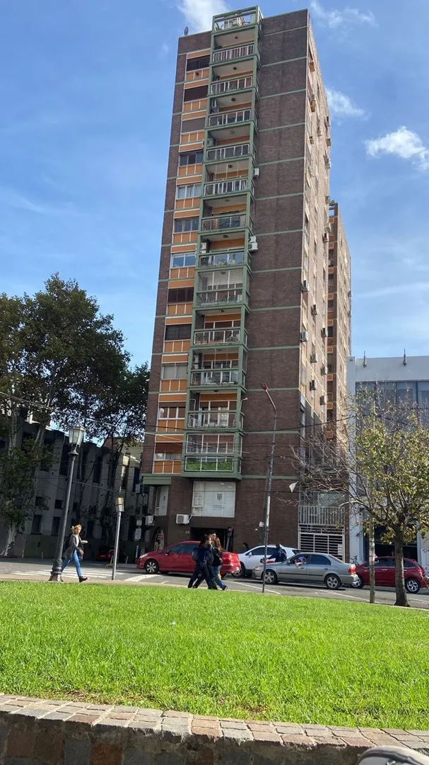 Departamento de 3 dormitorios en Morón, frente a la Plaza San Martín