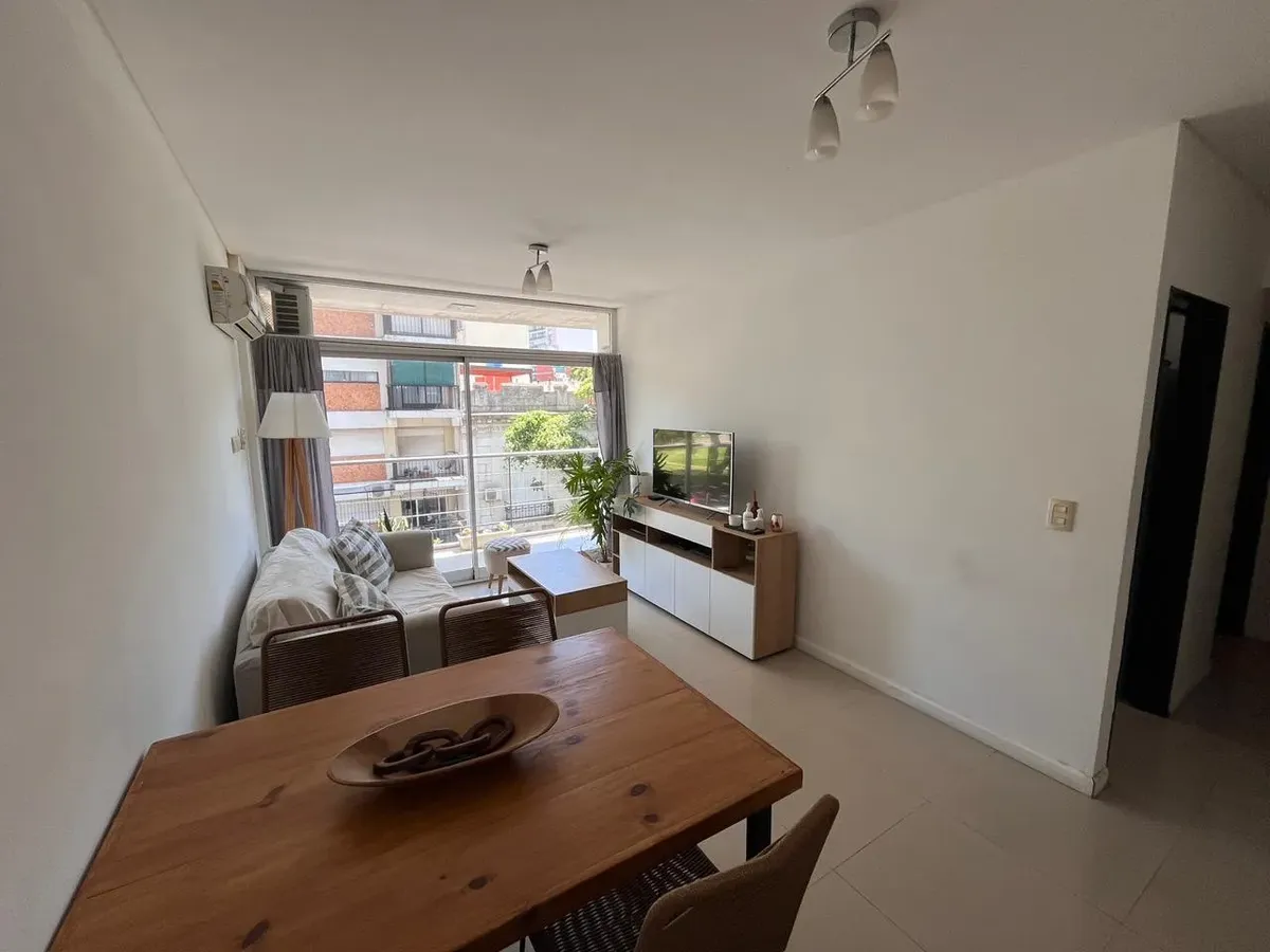 Apartamento de dois ambientes com varanda em Chacarita