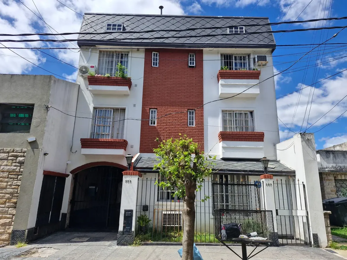 Departamento de 2 ambientes con terraza propia en Ramos Mejía