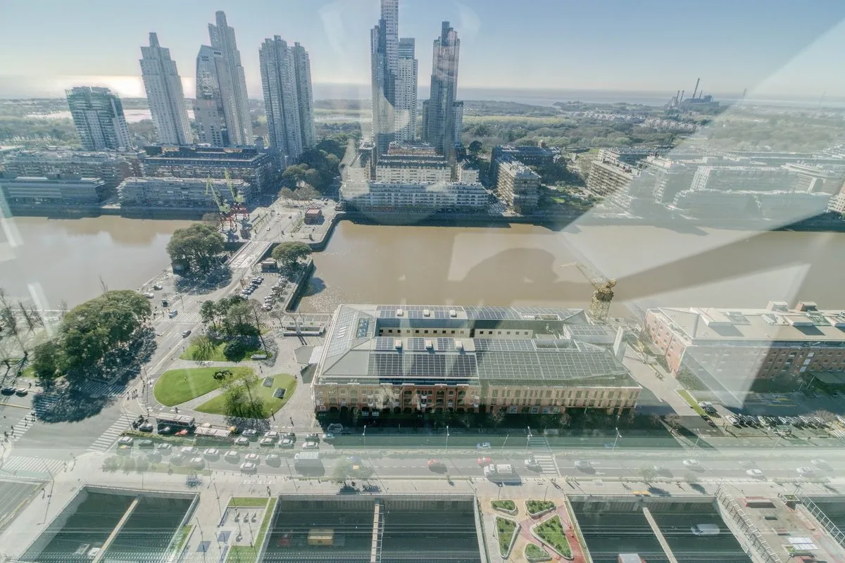 Трёхкомнатная квартира на высоком этаже в Puerto Madero