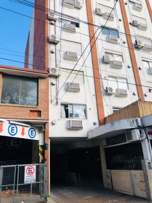 Monoambiente en 6to piso por ascensor en Morón Centro