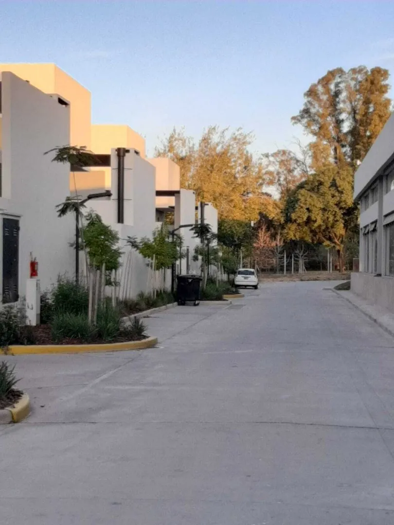 Two-bedroom apartment with private garden and parking in Tigre