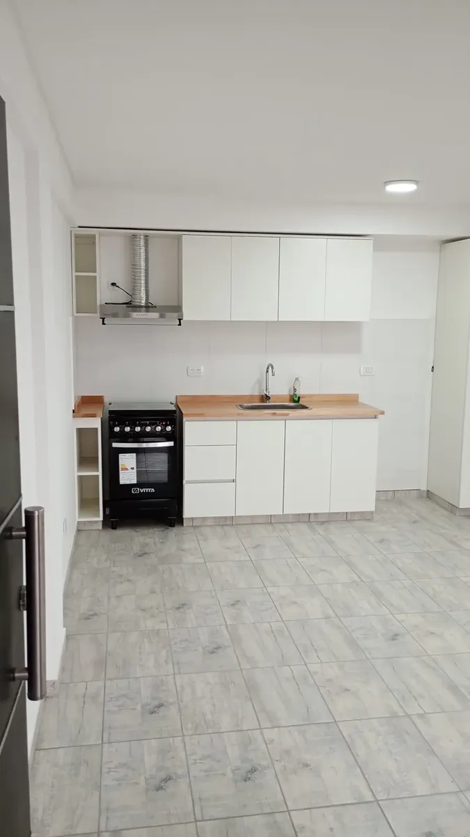 Apartamento de dois ambientes com 1 dormitório e vaga em Morón