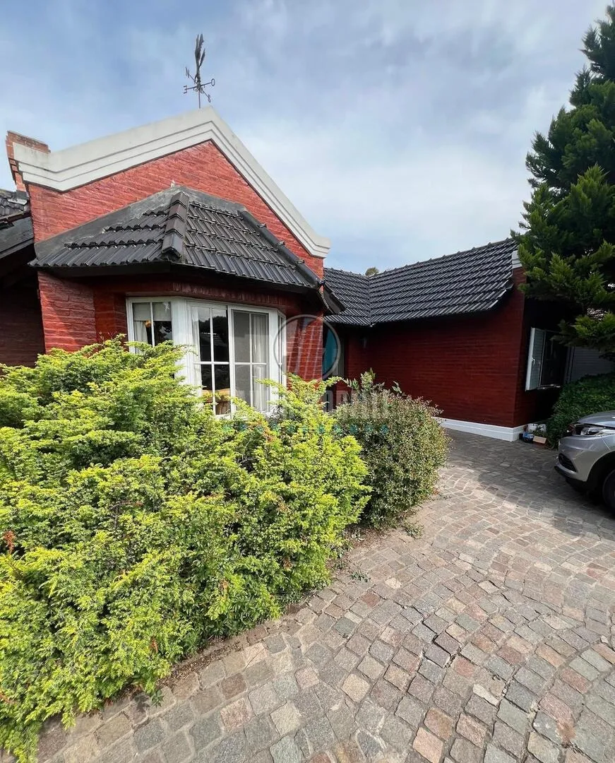 Casa mobiliada de quatro dormitórios para alugar em Esteban Echeverría