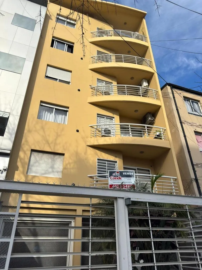 Departamento de 3 ambientes con balcón y cochera en Morón