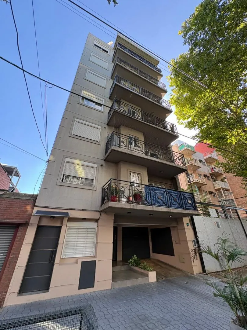 Apartamento de três ambientes com vaga de garagem coberta em Sáenz Peña