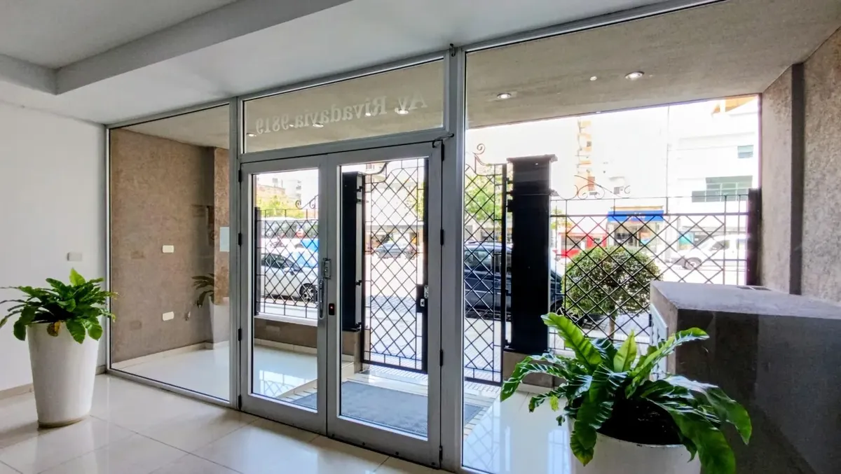 Apartamento de três ambientes com suíte, closet e varanda com churrasqueira em Villa Luro