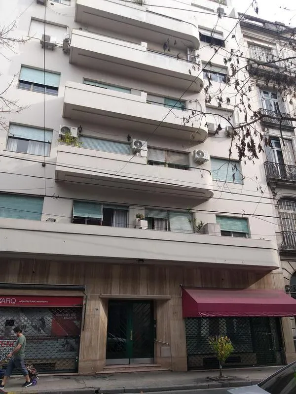 Apartamento de dois ambientes sem mobília em Monserrat