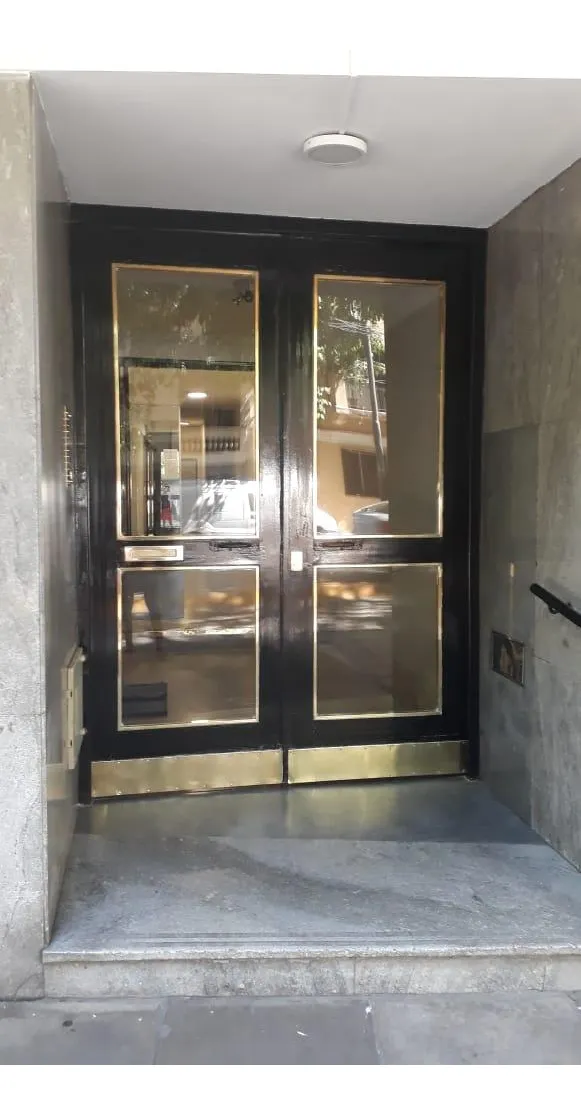 Unfurnished three-bedroom apartment in Almagro