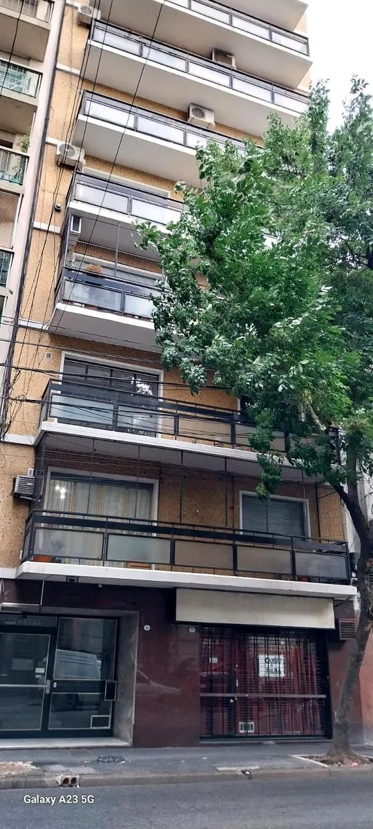 Apartamento de três ambientes interno em Balvanera